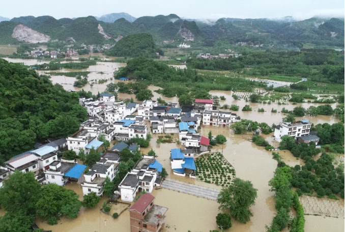 广西遭暴雨侵袭消防员远程监控洪涝从中营救疏散群众